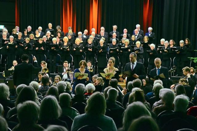 Eva Herzig, Nina Nußbaum, Peter Winking und Guido Heidloff sangen die Solopartien der Mozart-Messe. Foto: Martin Borck