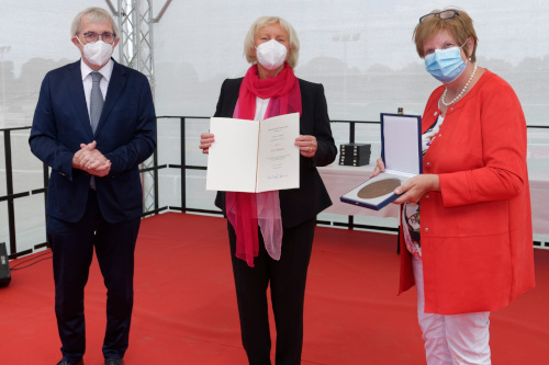 Elisabet Baudry, Vorsitzende des StÃ¤dtischen Musikvereins Gronau, bekommt die Zelter-Plakette Ã¼berreicht durch StaatssekretÃ¤r Klaus Kaiser (Ministerium fÃ¼r Wissenschaft und Kultur NRW) und Regina von Dinther (PrÃ¤sidentin Chorverband NRW).